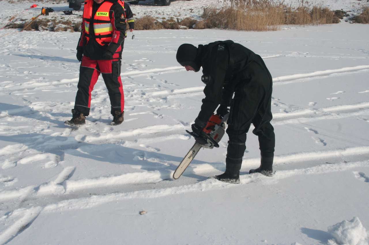 Strażacy ćwiczyli na skutej lodem Spalonej