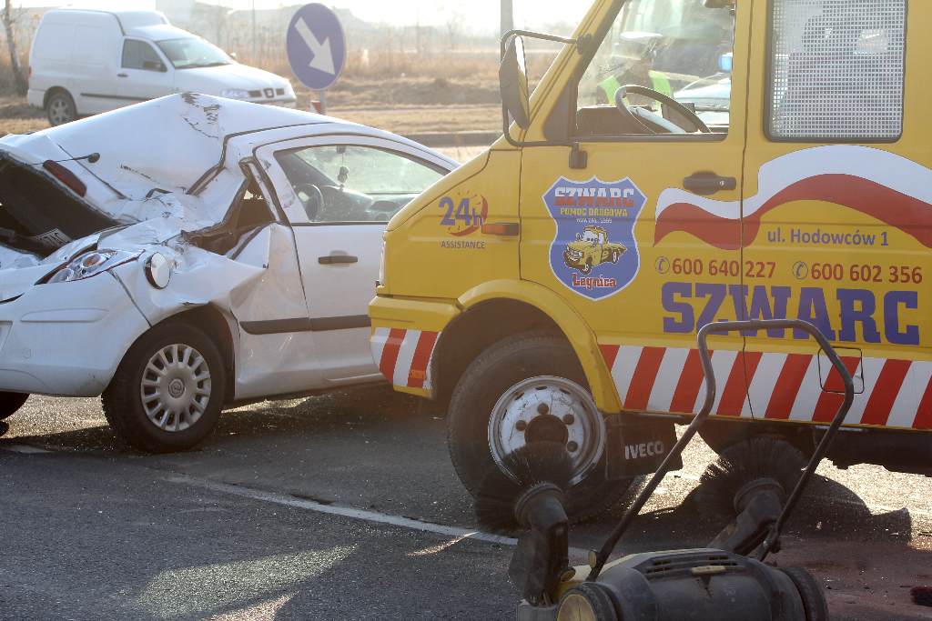 Wypadek na Piekarach. Dwie osoby ranne