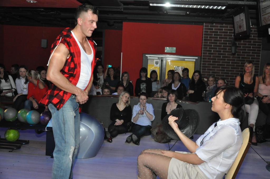 Męski striptiz z okazji święta wszystkich pań