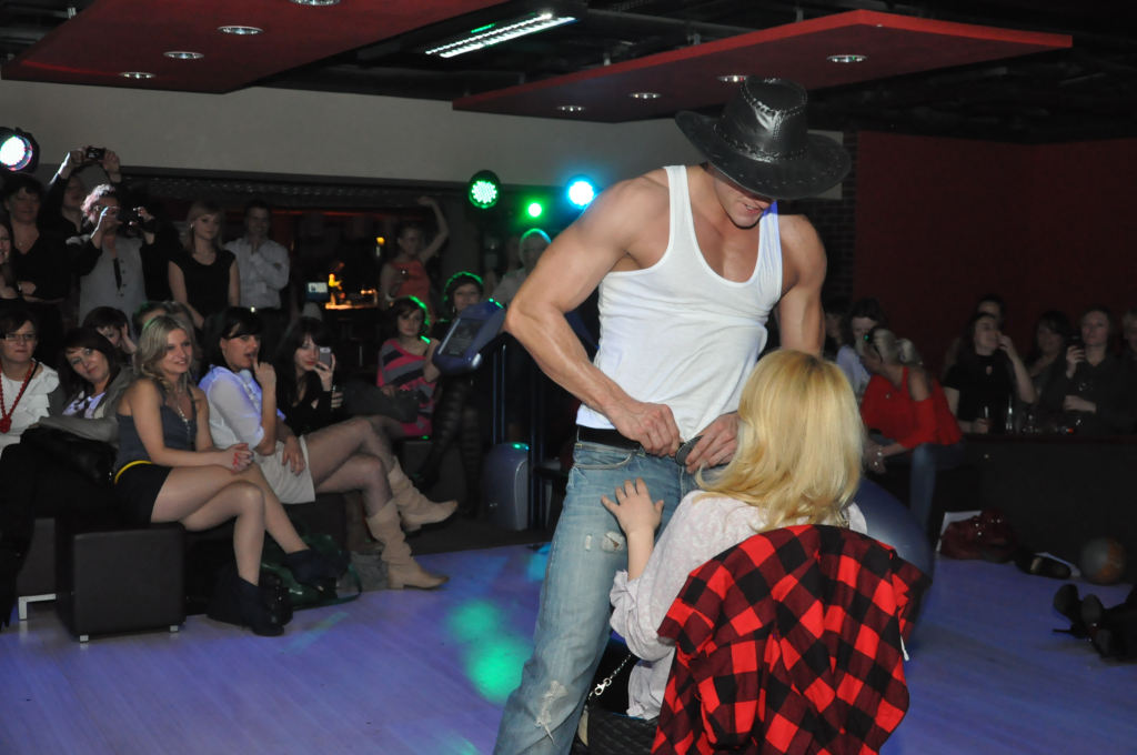 Męski striptiz z okazji święta wszystkich pań