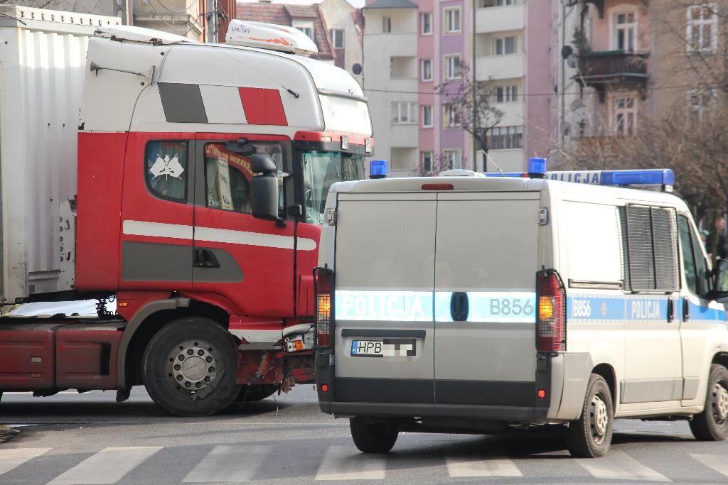 Zderzenie ciężarówki z radiowozem