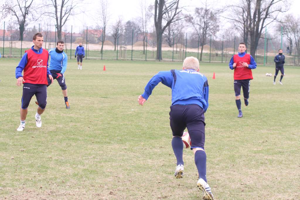 Trening piłkarzy Miedzi przed meczem z Jarotą