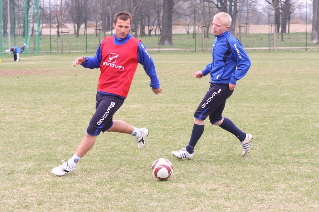 Trening piłkarzy Miedzi przed meczem z Jarotą