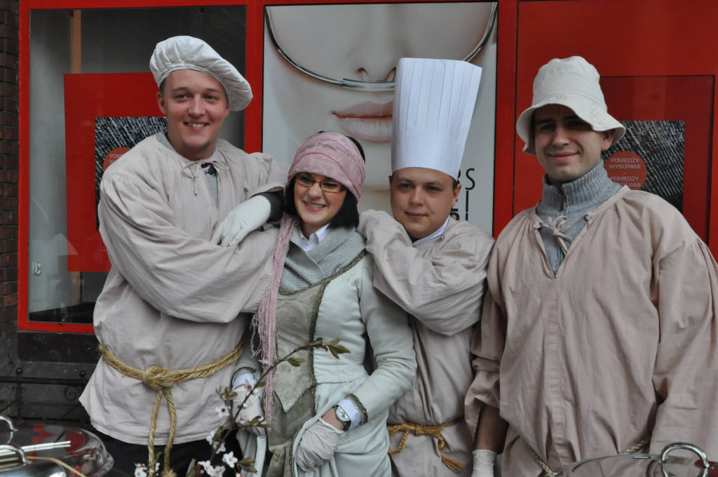 Kobiety Europy rozdawały chleby i śledzie