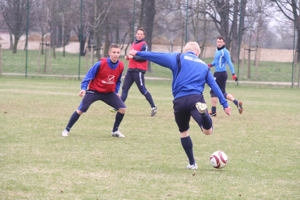 Trening piłkarzy Miedzi przed meczem z Jarotą