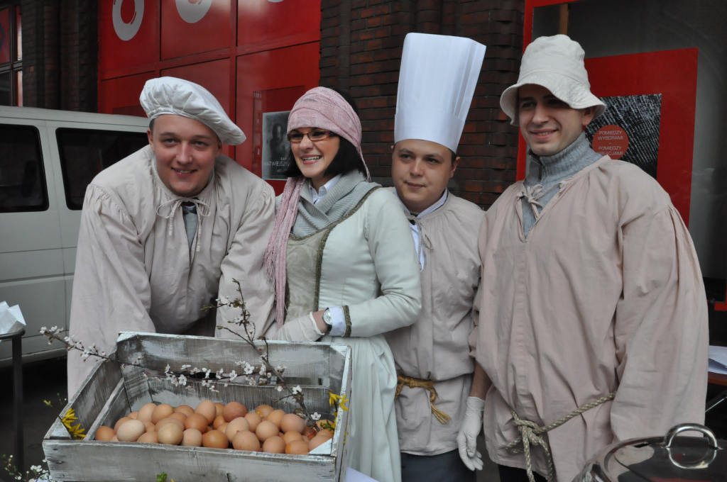 Kobiety Europy rozdawały chleby i śledzie