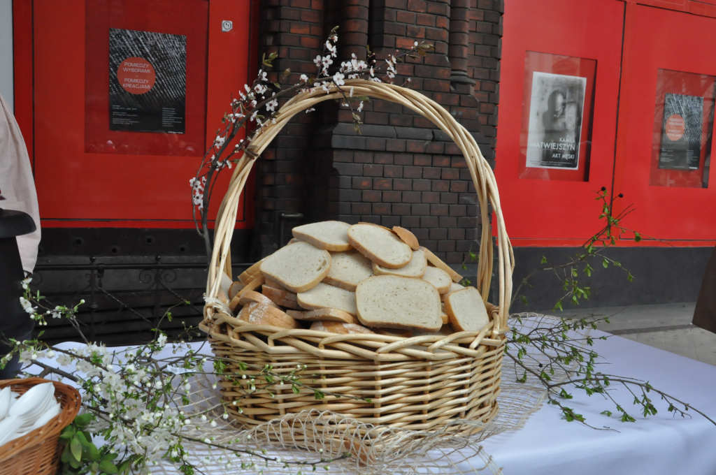 Kobiety Europy rozdawały chleby i śledzie