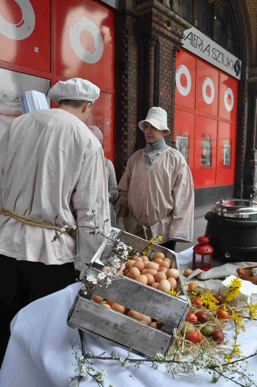 Kobiety Europy rozdawały chleby i śledzie