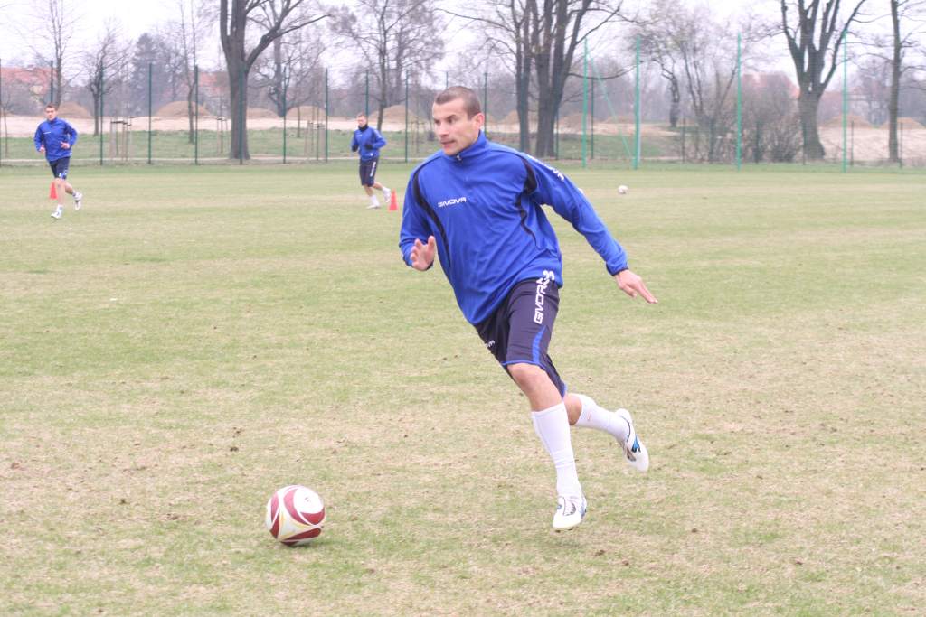 Trening piłkarzy Miedzi przed meczem z Jarotą