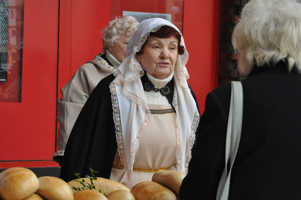 Kobiety Europy rozdawały chleby i śledzie
