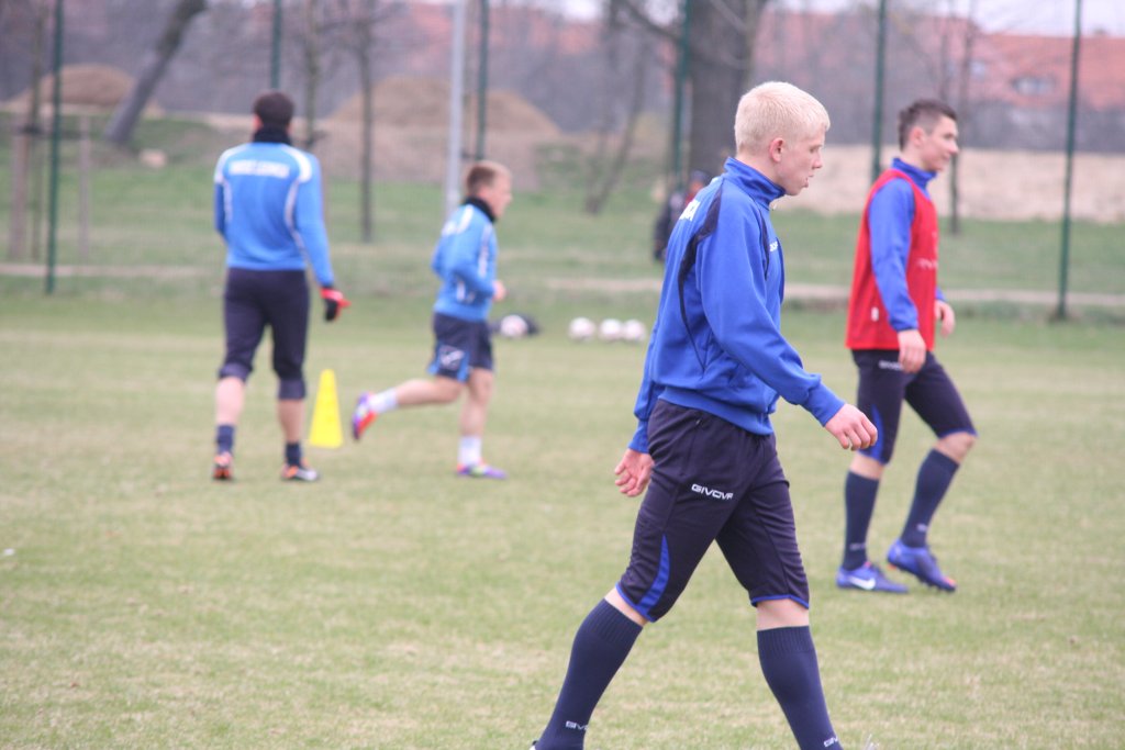 Trening piłkarzy Miedzi przed meczem z Jarotą