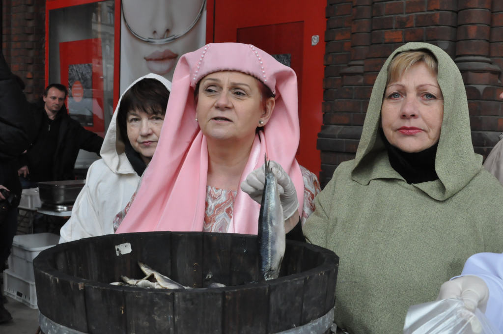 Kobiety Europy rozdawały chleby i śledzie