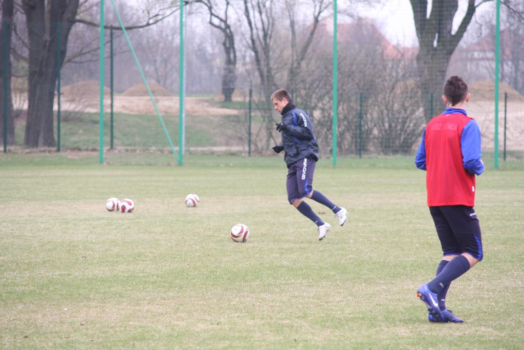 Trening piłkarzy Miedzi przed meczem z Jarotą