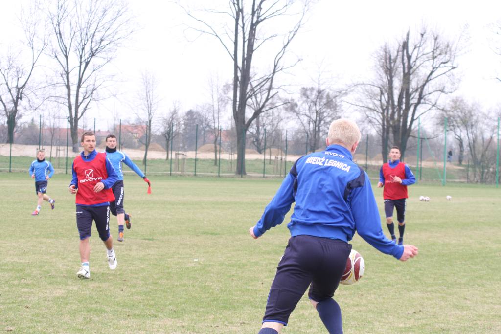 Trening piłkarzy Miedzi przed meczem z Jarotą