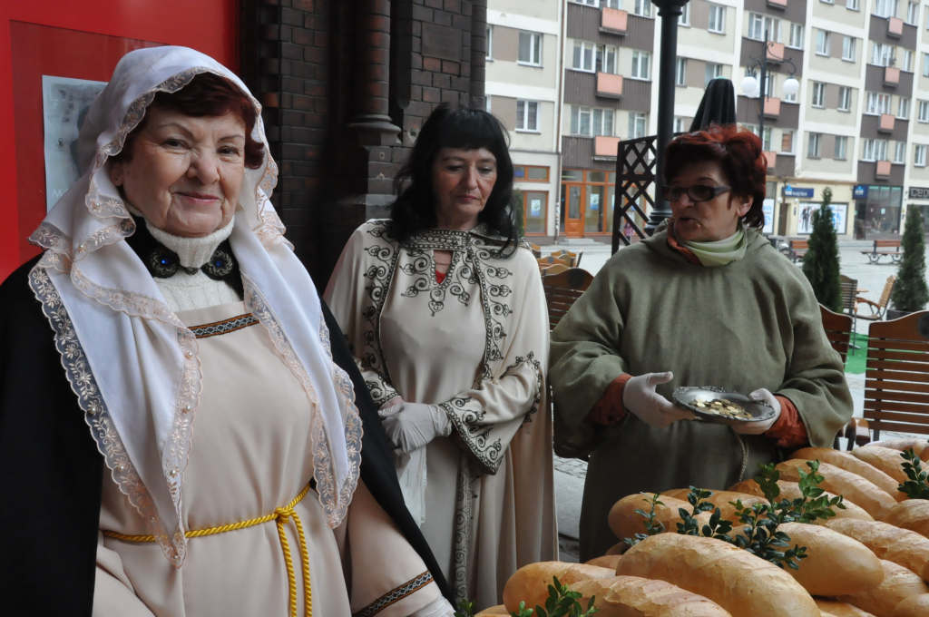 Kobiety Europy rozdawały chleby i śledzie