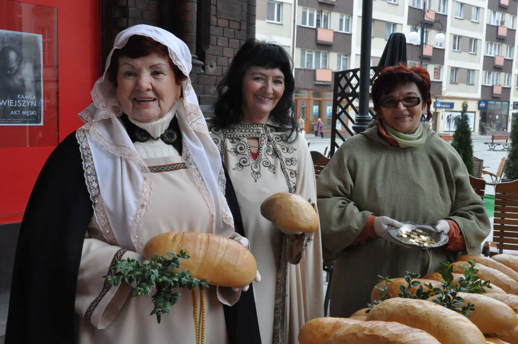 Kobiety Europy rozdawały chleby i śledzie