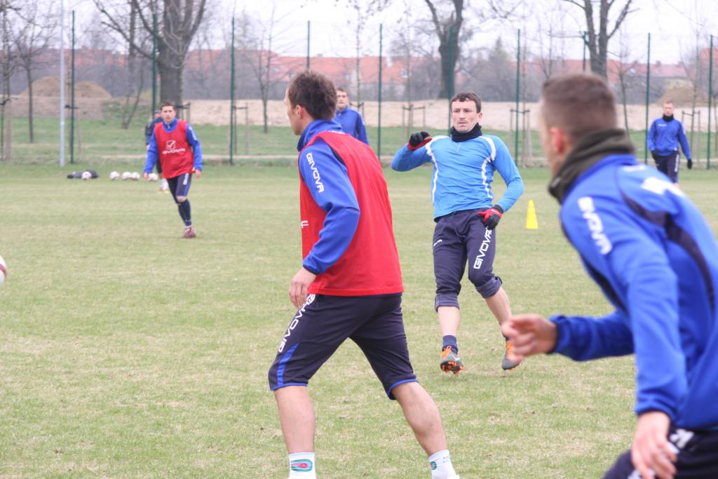 Trening piłkarzy Miedzi przed meczem z Jarotą