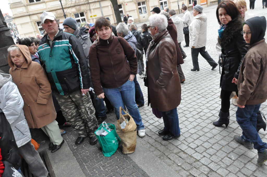 Kobiety Europy rozdawały chleby i śledzie