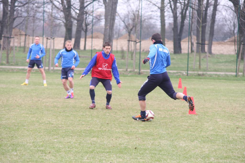 Trening piłkarzy Miedzi przed meczem z Jarotą