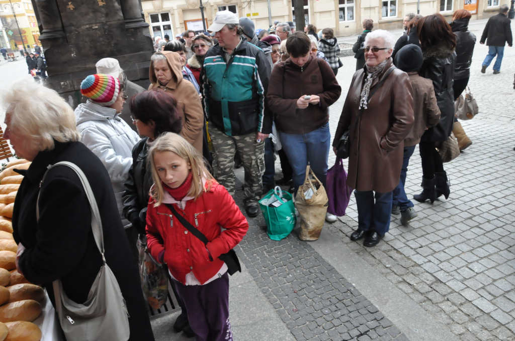 Kobiety Europy rozdawały chleby i śledzie