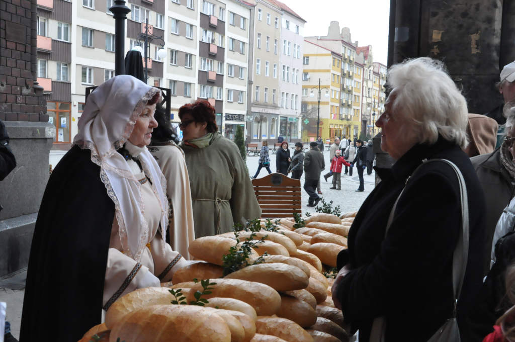 Kobiety Europy rozdawały chleby i śledzie
