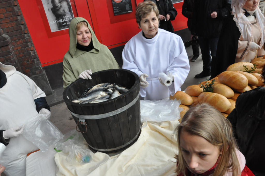 Kobiety Europy rozdawały chleby i śledzie