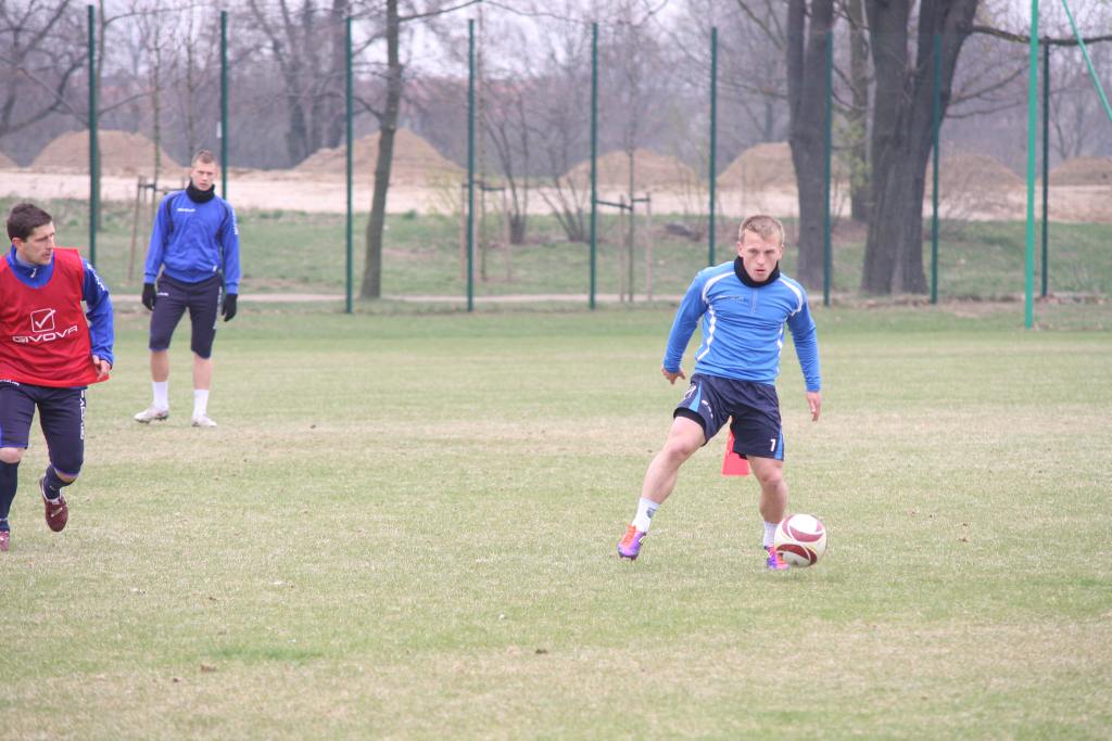Trening piłkarzy Miedzi przed meczem z Jarotą