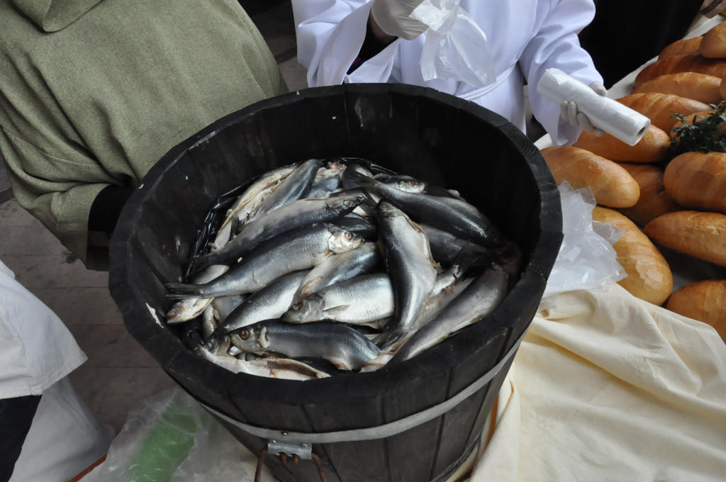 Kobiety Europy rozdawały chleby i śledzie