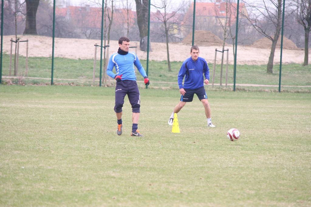 Trening piłkarzy Miedzi przed meczem z Jarotą