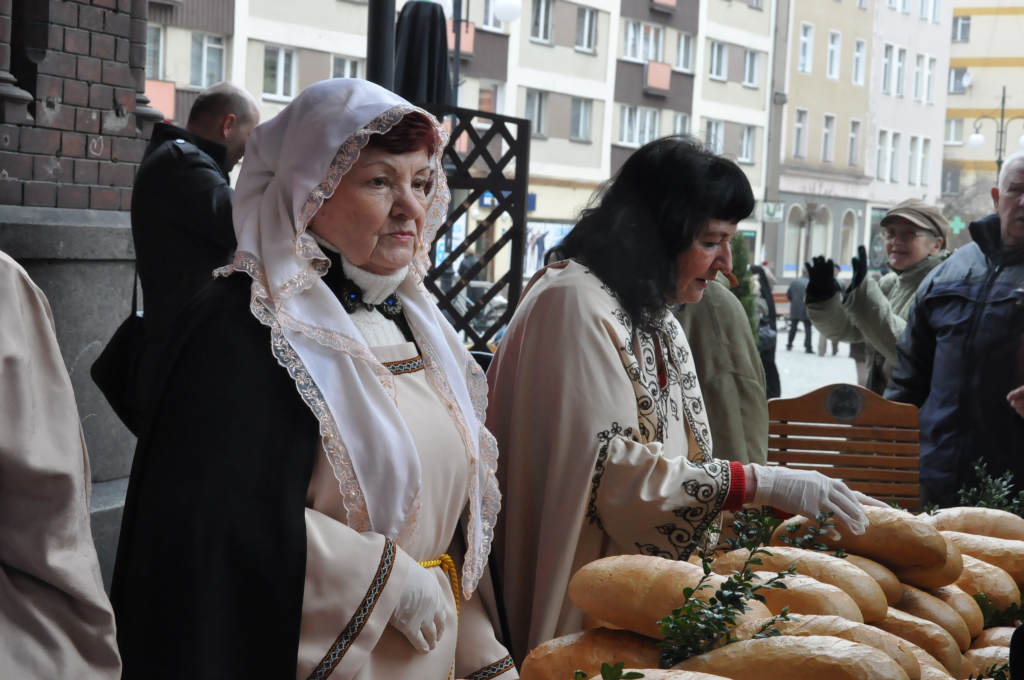 Kobiety Europy rozdawały chleby i śledzie