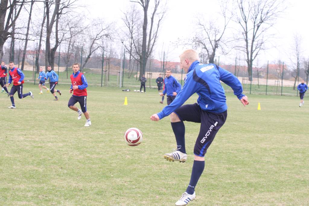 Trening piłkarzy Miedzi przed meczem z Jarotą