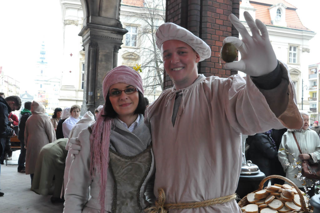 Kobiety Europy rozdawały chleby i śledzie