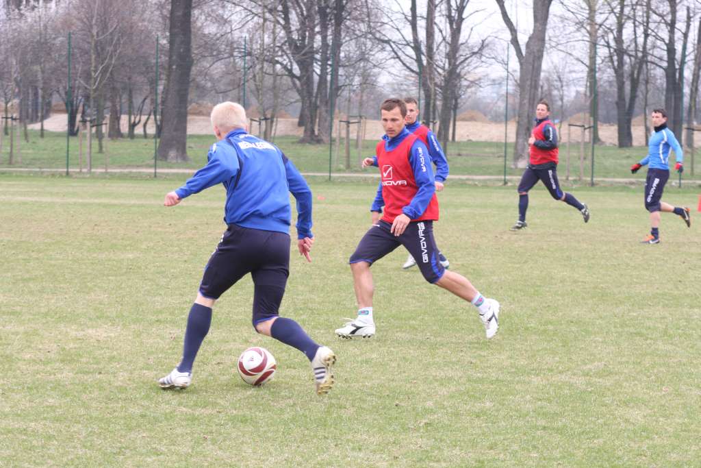 Trening piłkarzy Miedzi przed meczem z Jarotą