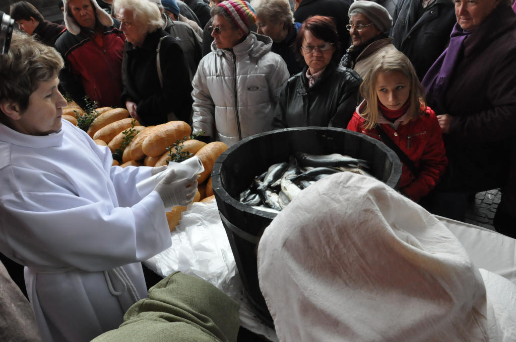 Kobiety Europy rozdawały chleby i śledzie