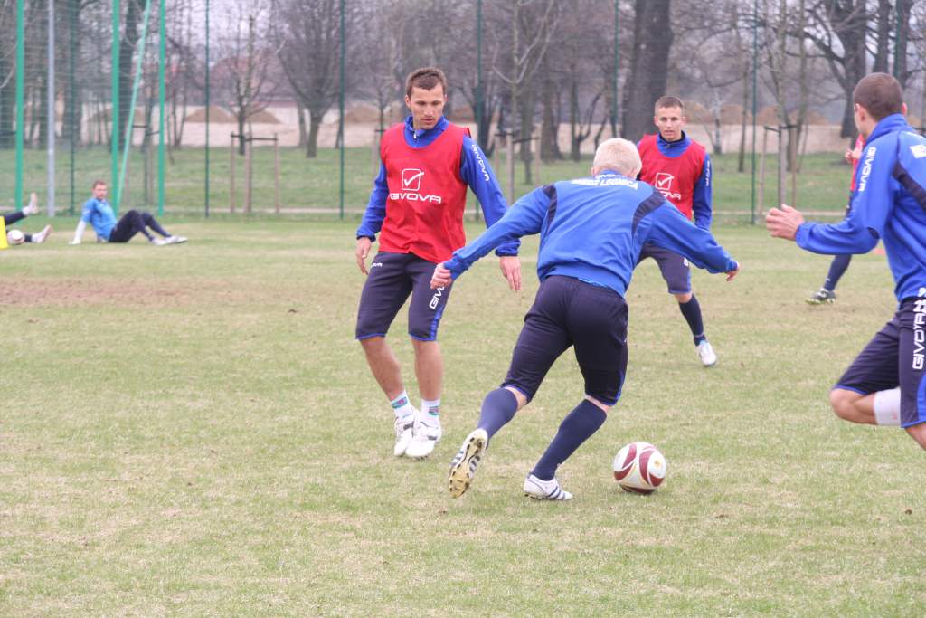 Trening piłkarzy Miedzi przed meczem z Jarotą