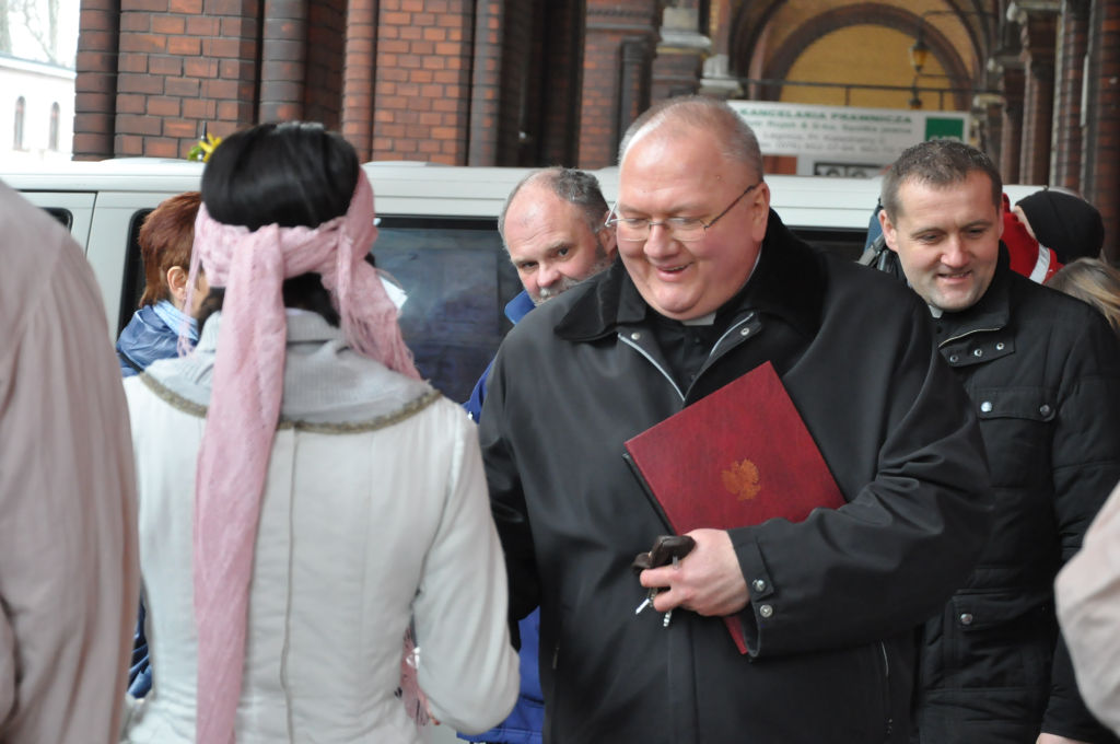 Kobiety Europy rozdawały chleby i śledzie