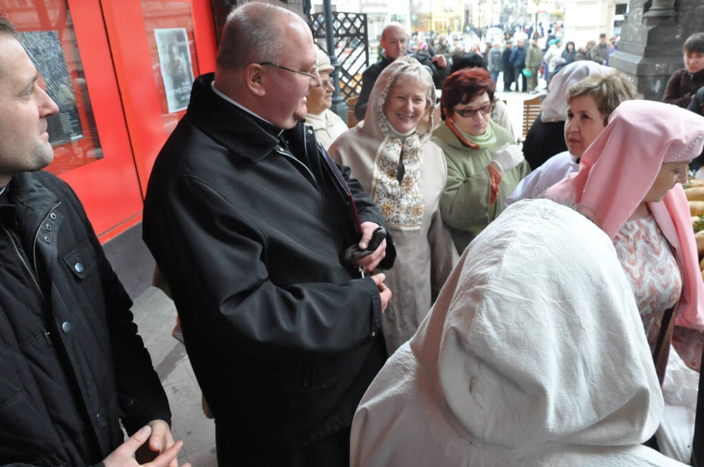 Kobiety Europy rozdawały chleby i śledzie