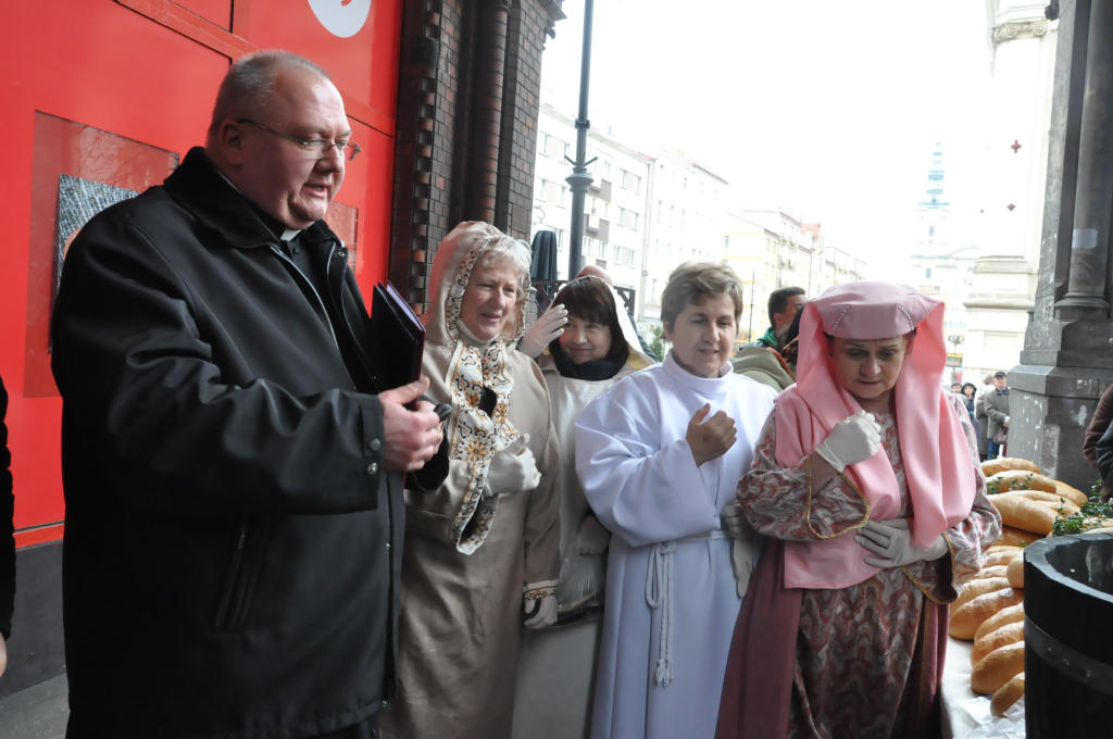 Kobiety Europy rozdawały chleby i śledzie