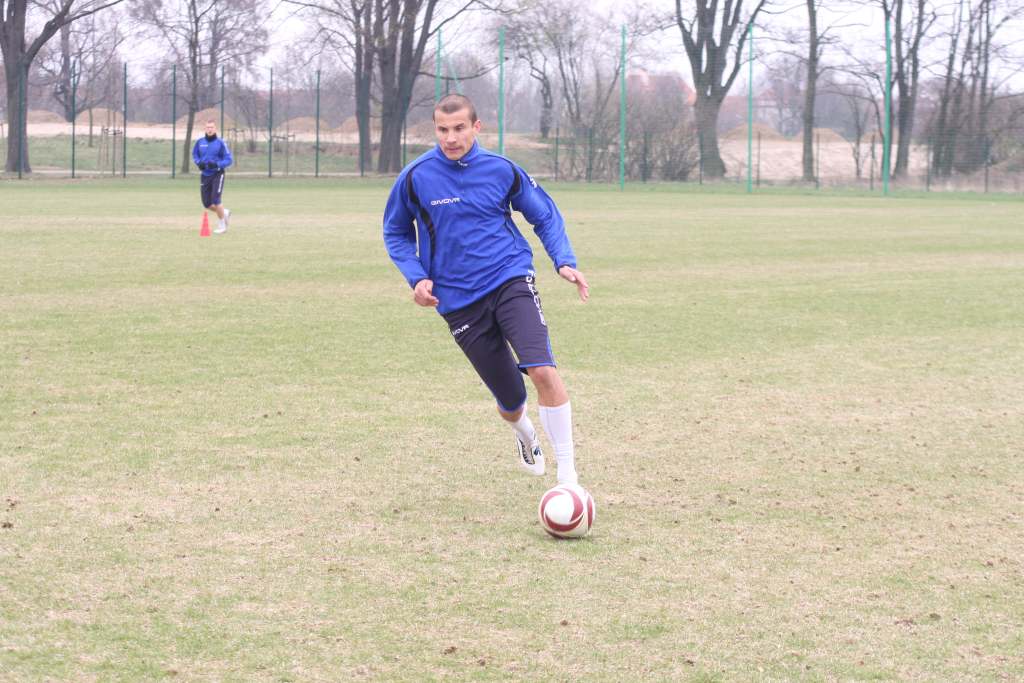 Trening piłkarzy Miedzi przed meczem z Jarotą
