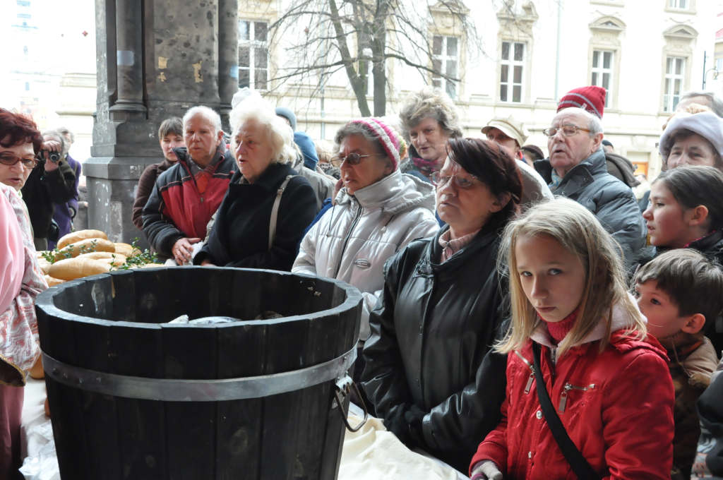 Kobiety Europy rozdawały chleby i śledzie