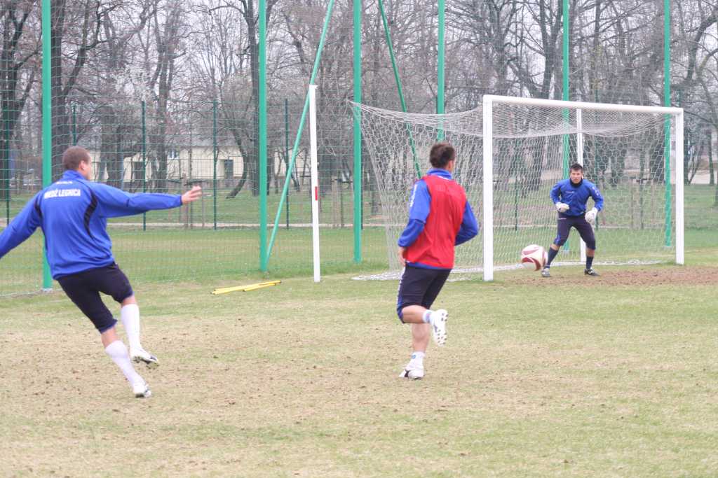Trening piłkarzy Miedzi przed meczem z Jarotą