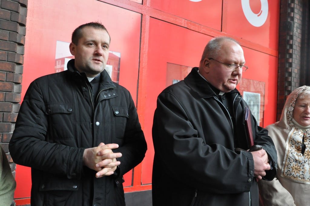 Kobiety Europy rozdawały chleby i śledzie