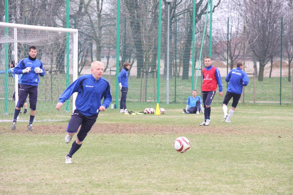 Trening piłkarzy Miedzi przed meczem z Jarotą