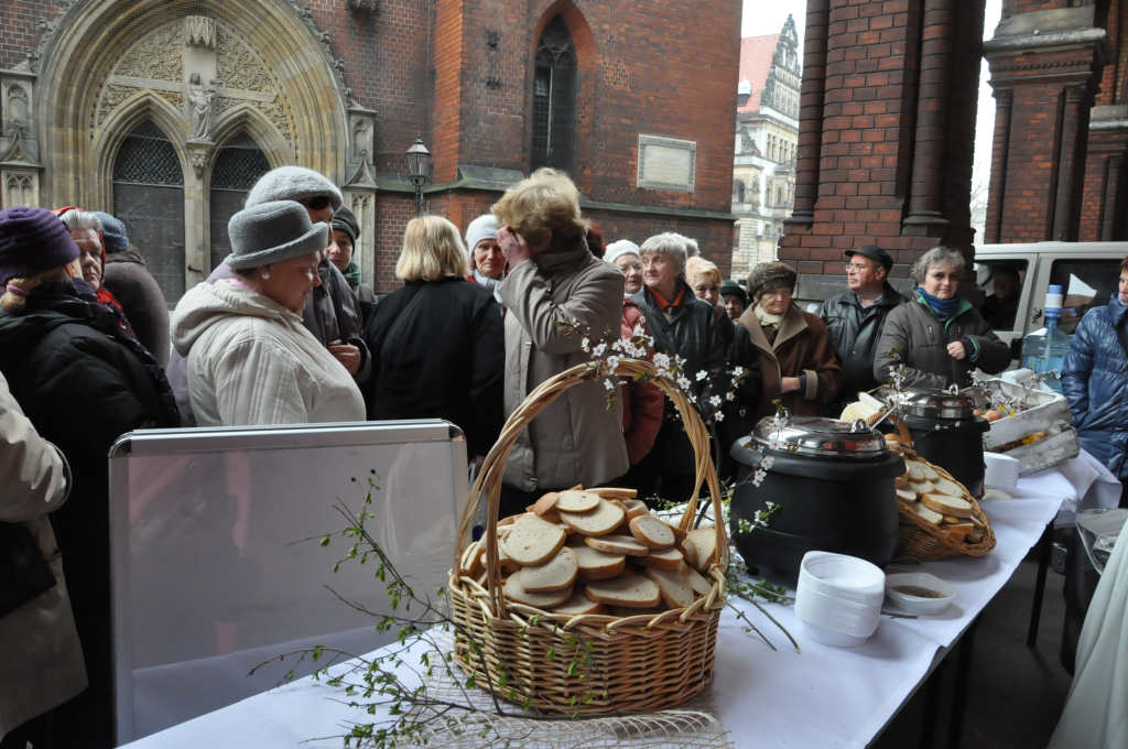 Kobiety Europy rozdawały chleby i śledzie
