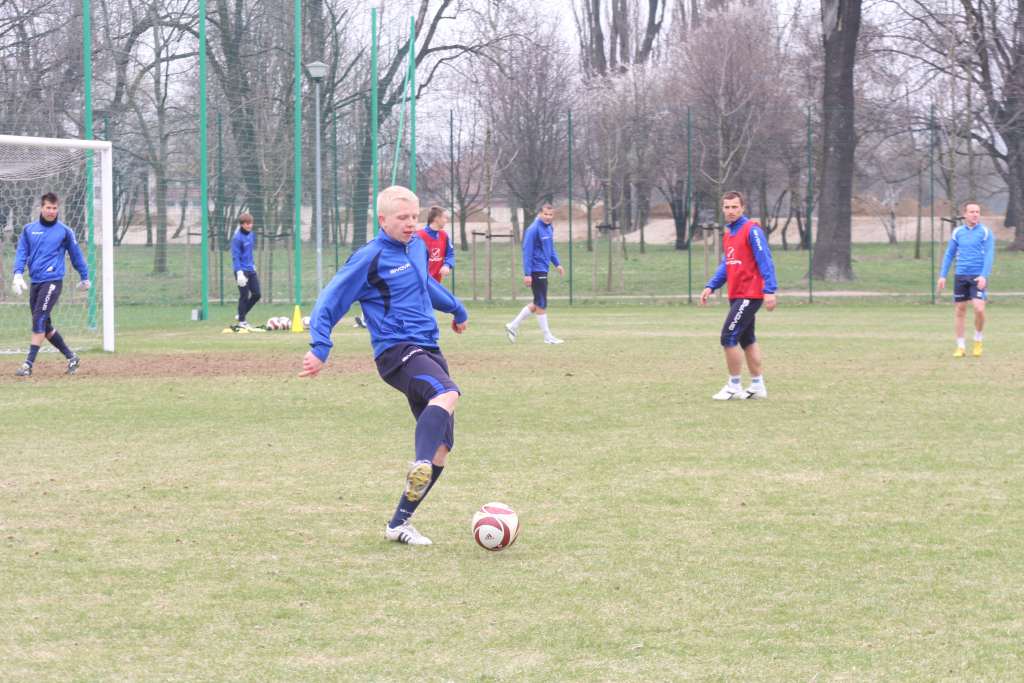 Trening piłkarzy Miedzi przed meczem z Jarotą