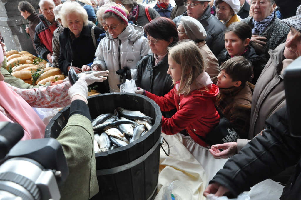 Kobiety Europy rozdawały chleby i śledzie