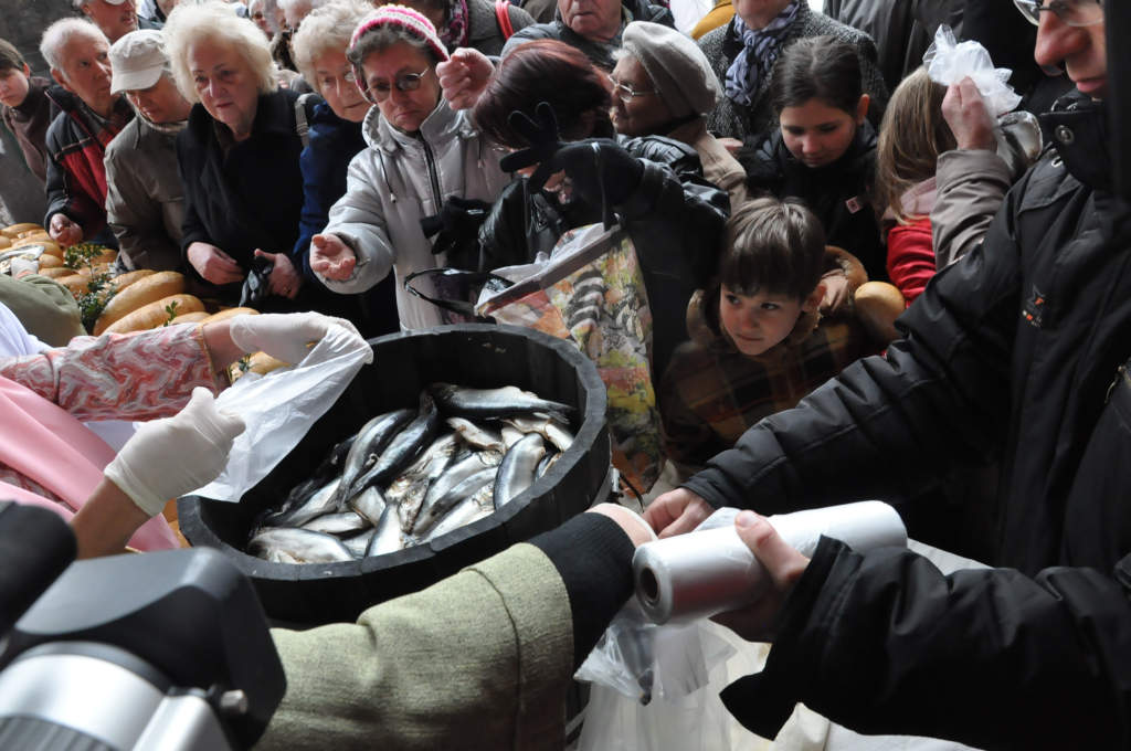 Kobiety Europy rozdawały chleby i śledzie