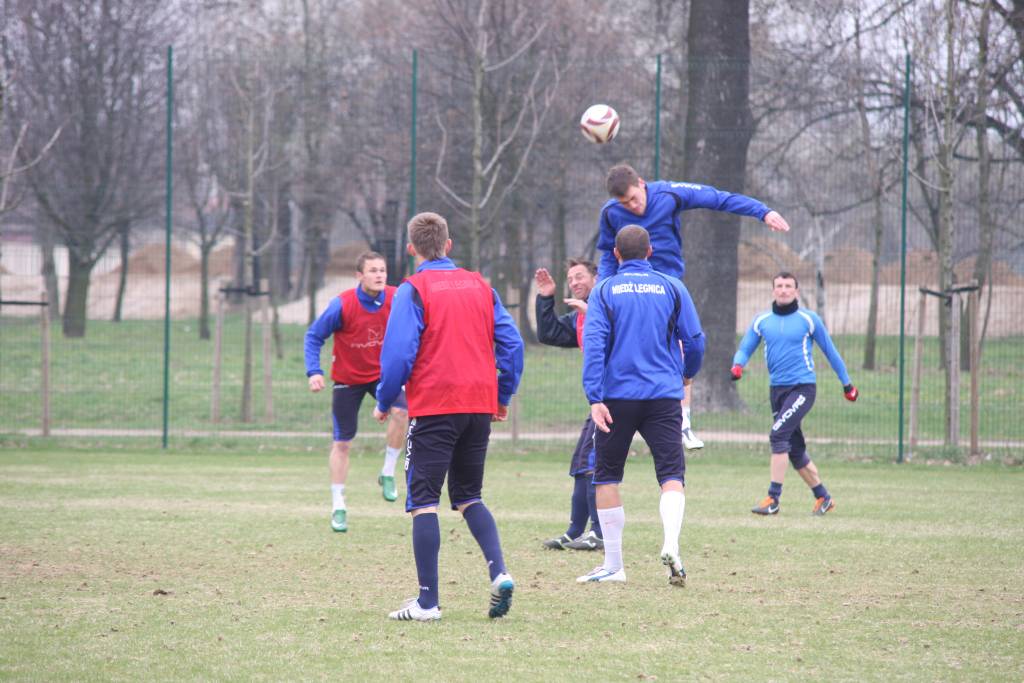 Trening piłkarzy Miedzi przed meczem z Jarotą