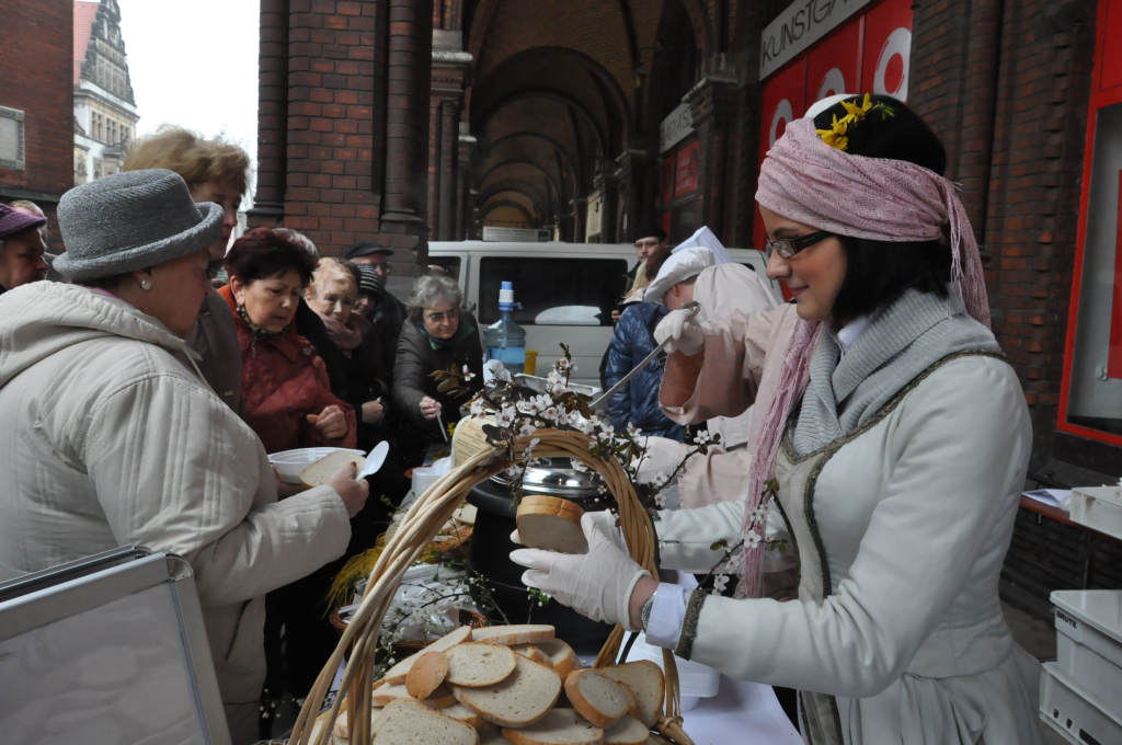 Kobiety Europy rozdawały chleby i śledzie