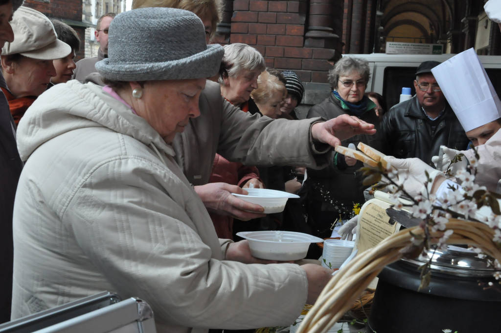 Kobiety Europy rozdawały chleby i śledzie
